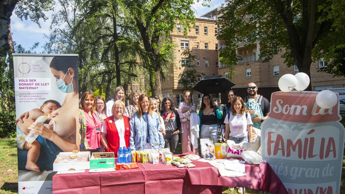 Fotografia de família ahir, als jardins de l’Arnau de Vilanova de Lleida, durant la jornada.