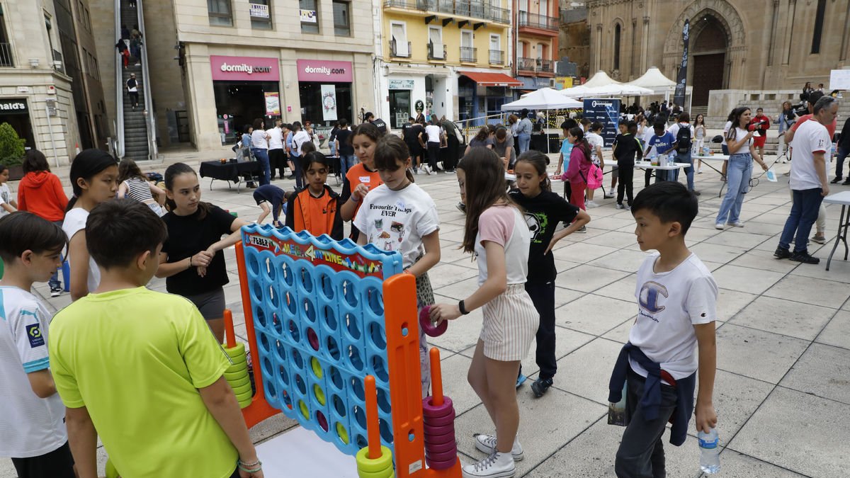 La plaça Sant Joan va acollir ahir jocs i tallers per als menors.