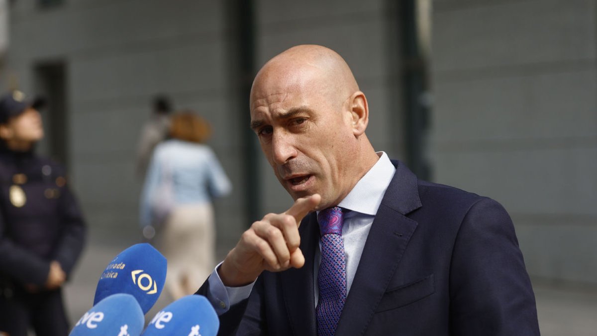 Rubiales va atendre els mitjans al sortir de l’Audiència Nacional.