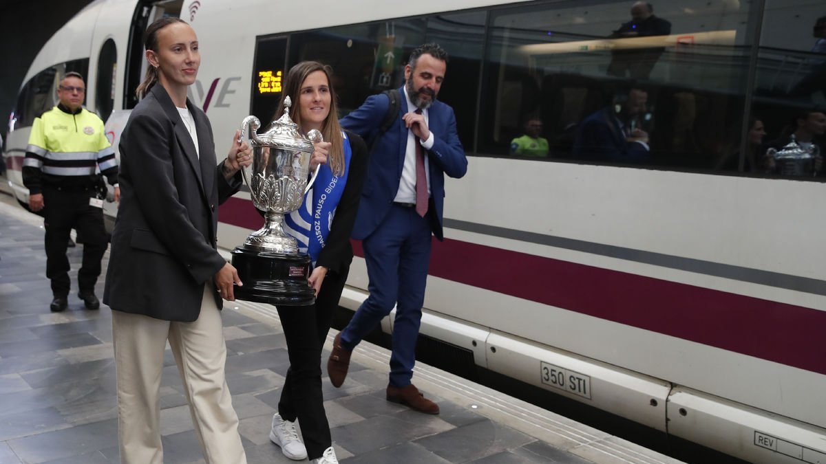 Una exjugadora de cada finalista van escortar ahir el trofeu.