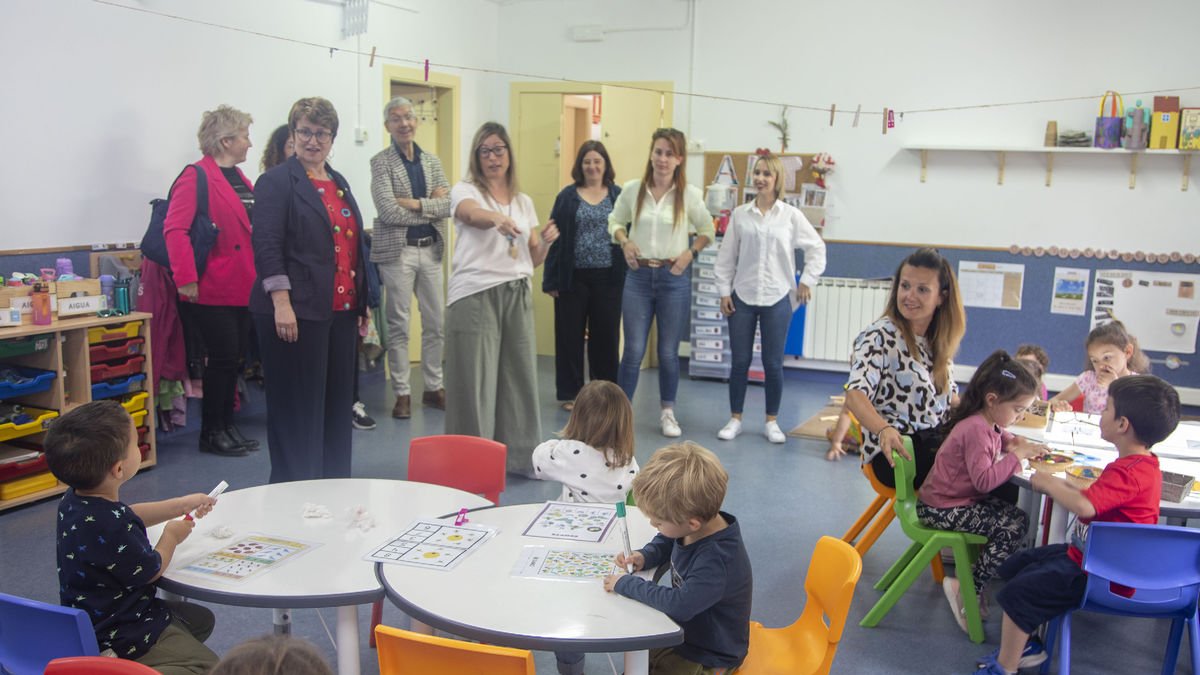 La consellera va visitar ahir l’escola de Verdú.