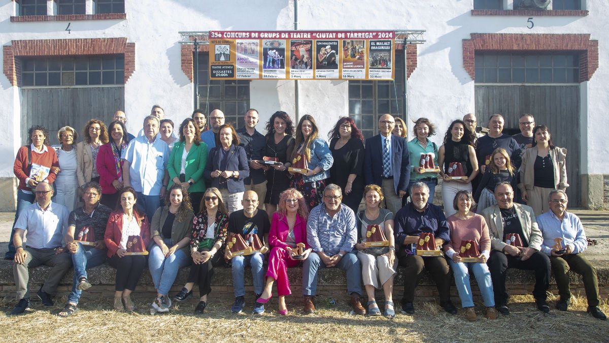 Foto de grup de les companyies i autoritats al Museu Trepat.