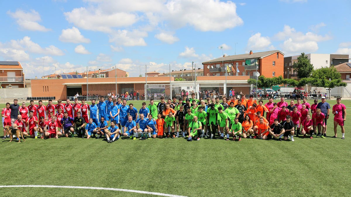 Foto de família dels participants en la jornada solidària ‘Passa-la!’, organitzada pel jove creador de contingut Issam Charach.