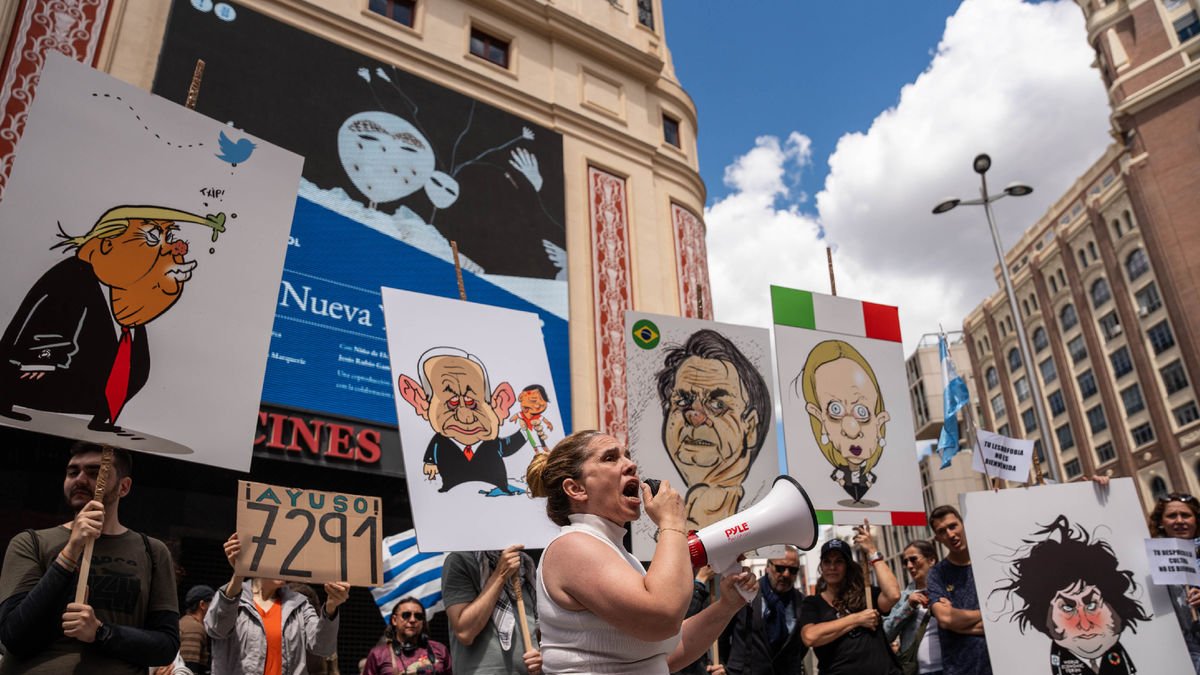 Manifestants a Madrid contra la visita de Milei i l’acte de Vox.