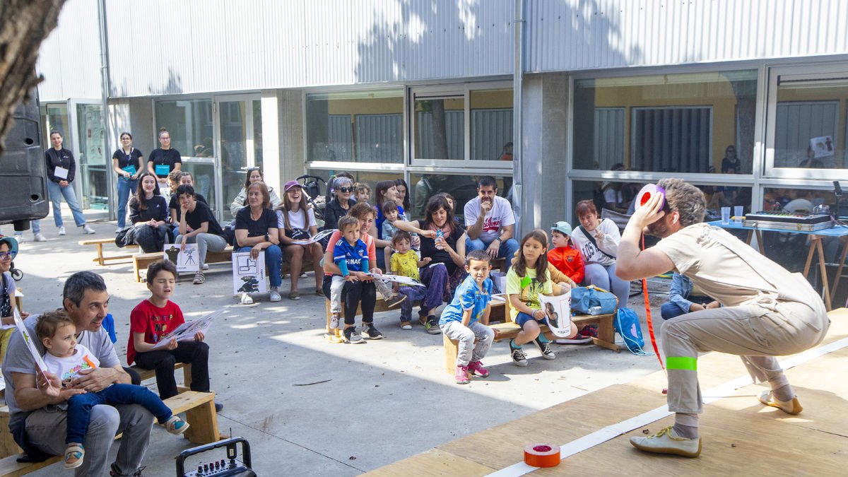 El duo Hands Down Circus va actuar al migdia al pati de l’Escola Santa Maria de Gardeny.