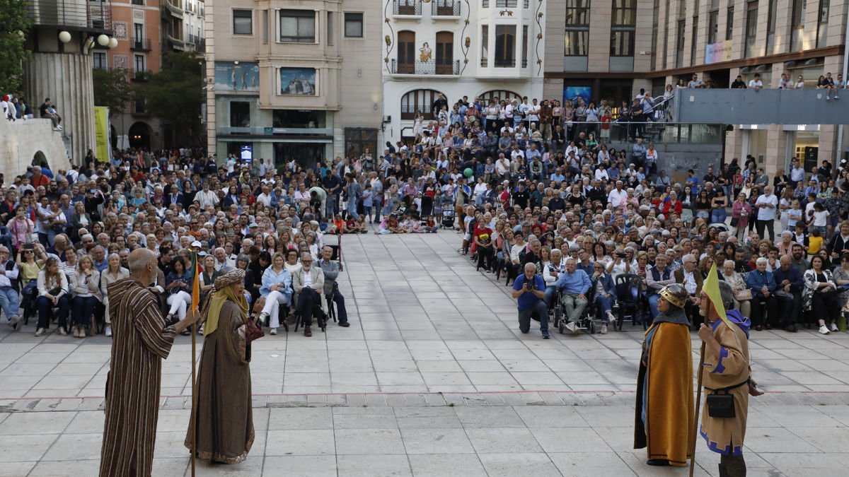 Ambaixades ahir entre les tropes mores i cristianes en una plaça Sant Joan a vessar de públic.