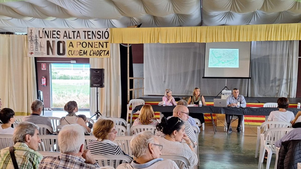 Un centenar de veïns van assistir a la reunió a Rufea.