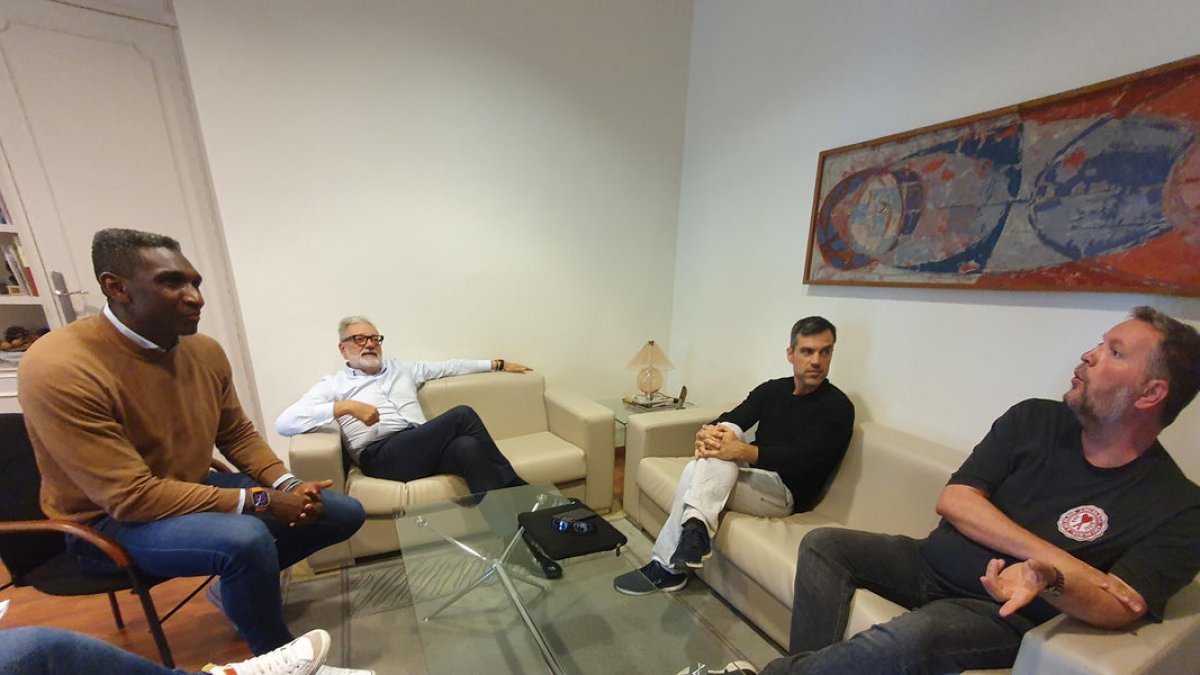 Imatge de la reunió mantinguda ahir entre l’alcalde i Quiñónez amb representants de l’Atlètic Segre.
