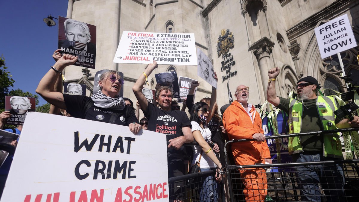 Manifestants congregats ahir davant del Tribunal Superior per reclamar la llibertat de Julian Assange.