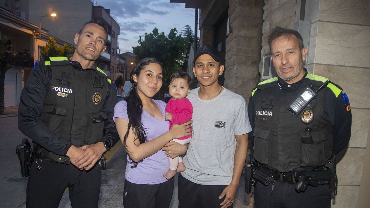 La nena de 7 mesos, els seus pares i els dos policies. El de l’esquerra va fer la maniobra de Heimlich.
