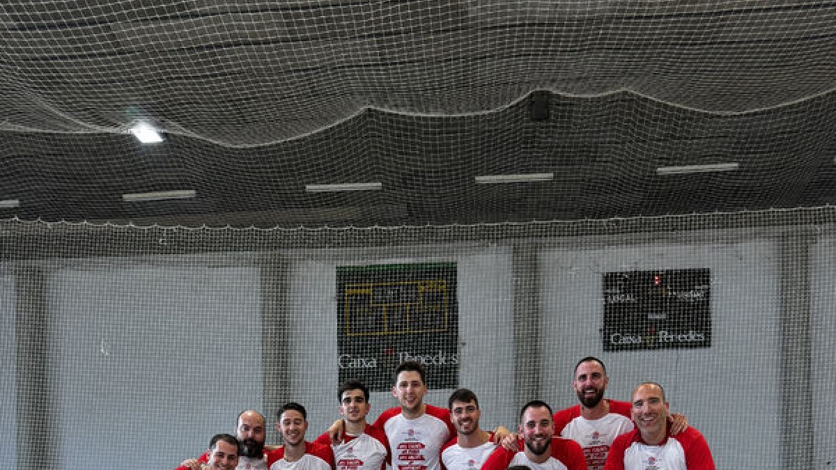 Els jugadors del Bell-lloc, amb la samarreta commemorativa de l’ascens a Nacional.