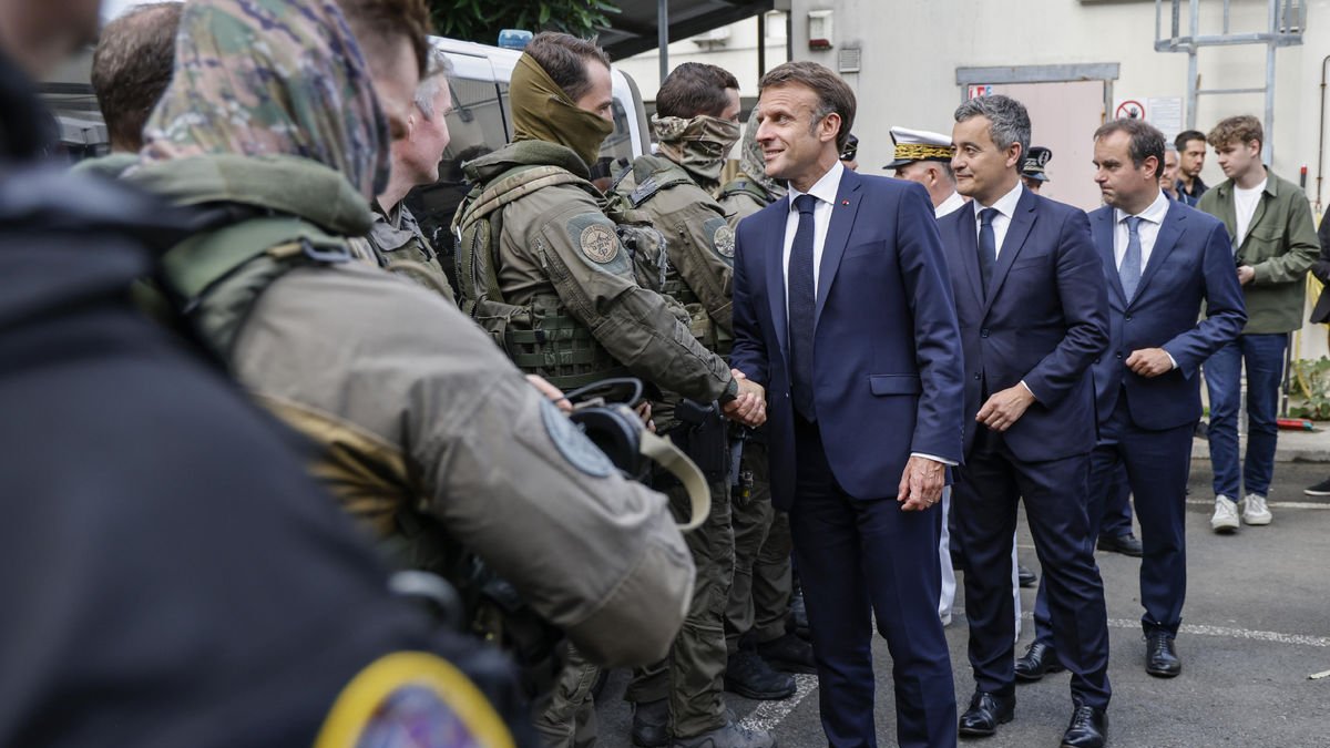 Macron va anar a la comissaria central de policia a Numea durant la seua visita a Nova Caledònia.