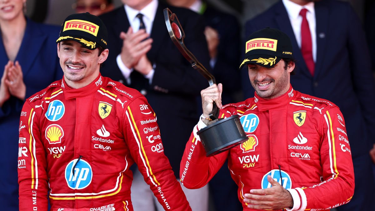 Leclerc i Carlos Sainz, primer i tercer ahir en el Gran Premi de Mònaco, al podi.