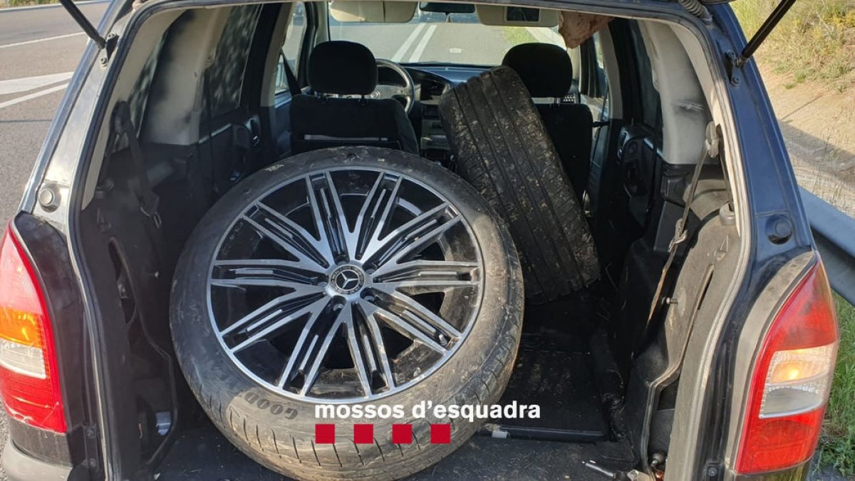 Imatge del cotxe que conduïa el menor i en el qual van trobar quatre de les rodes sostretes.