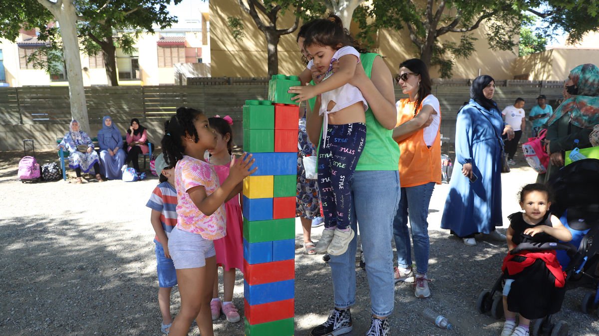 El pati de l'escola Joan XXIII s'obre amb activitats per a les famílies