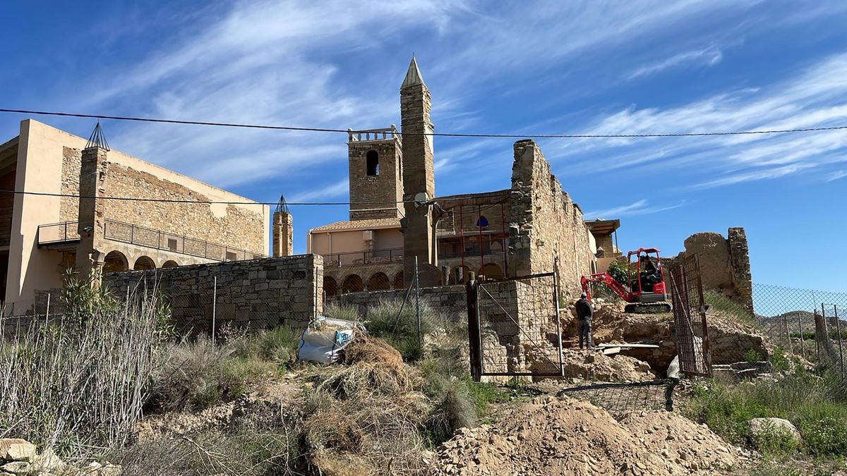 Els operaris van començar aquesta setmana les obres de rehabilitació al monestir d’Avinganya.