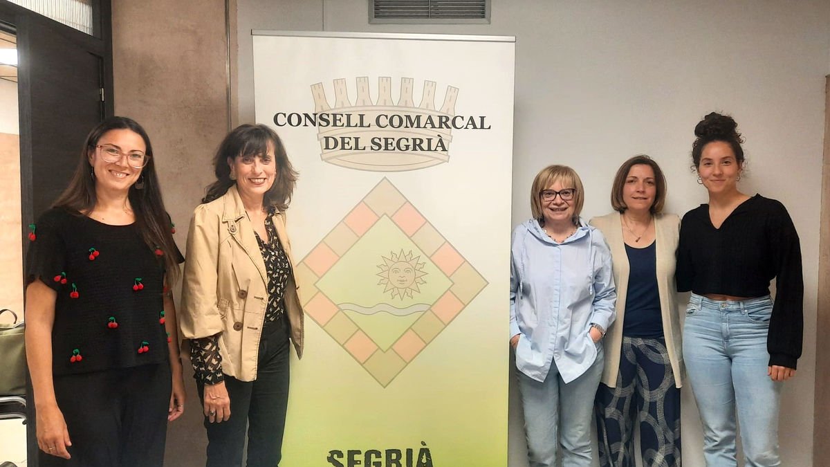 El jurat del certamen al costat de la tècnica de l’àrea de Cultura del consell comarcal del Segrià.