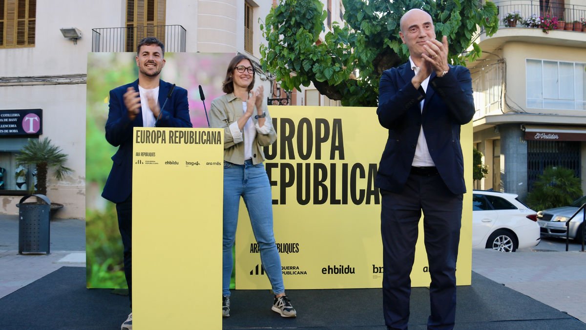 El número 2 d’ERC a les eleccions europees, Tomàs Molina, i els candidats de Junts Toni Comín i Neus Torbisco en actes ahir.