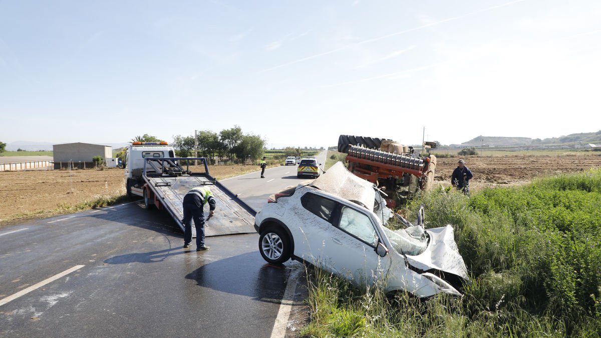 Imatge del cotxe i del tractor, que va acabar bolcant.