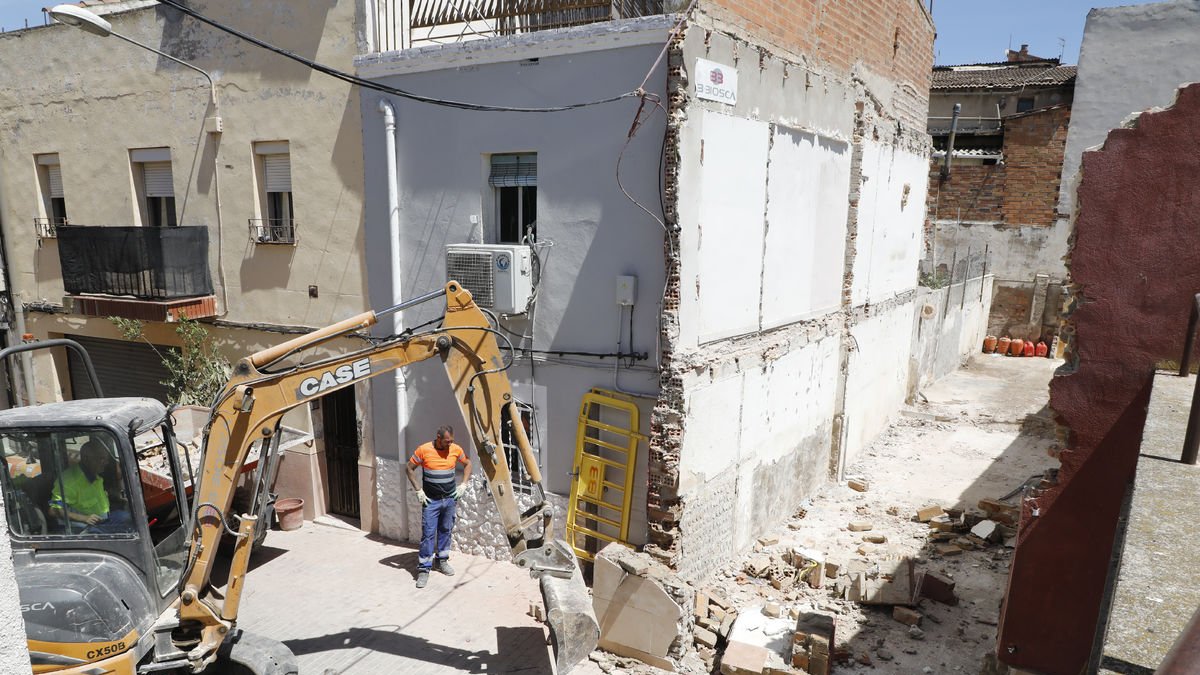 Un grup d’operaris ultimava ahir la demolició de la casa de Magraners que va col·lapsar el 8 de maig.