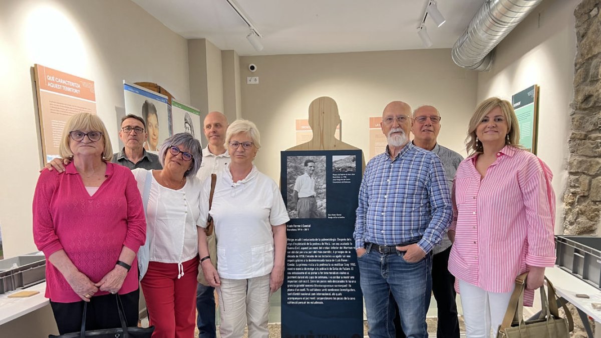Àngel Galobart i la família del doctor Ferrer Condal amb el cartell amb la seua foto, al museu d’Isona.