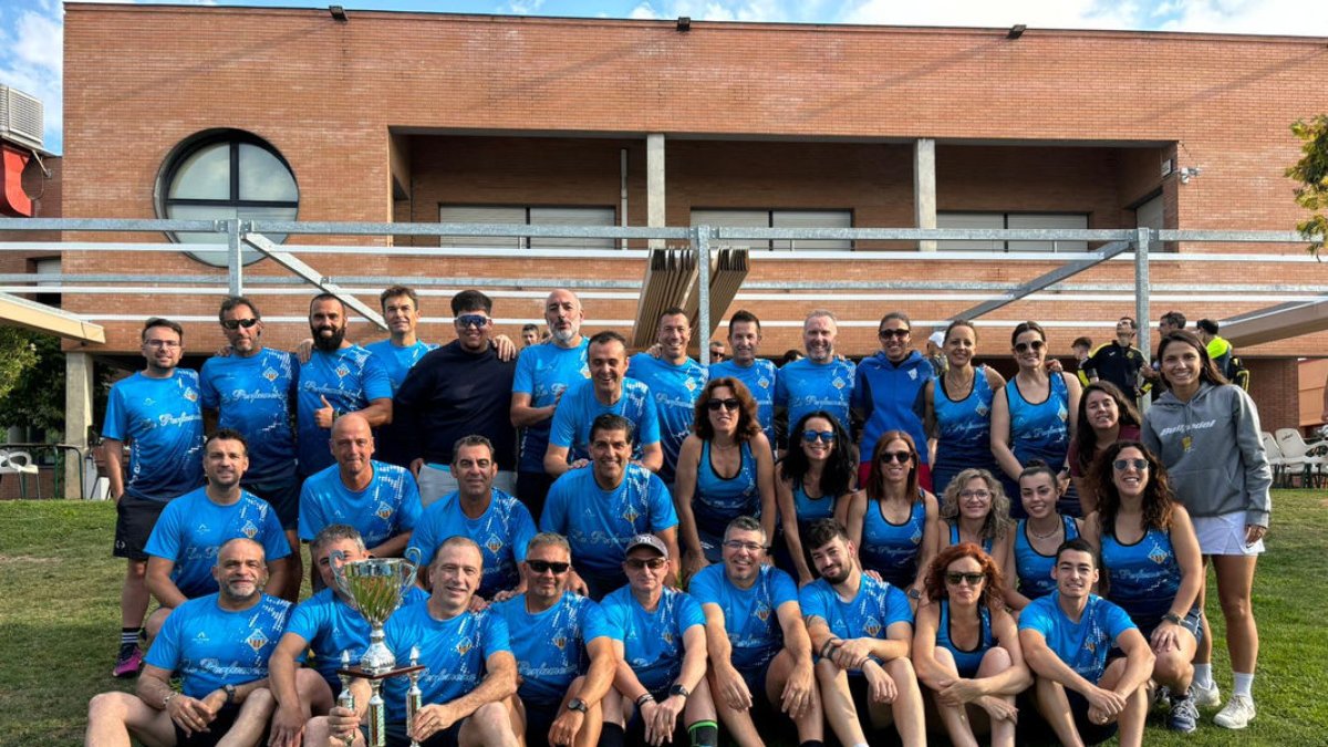 L’equip del CN Lleida, amb el trofeu de guanyador.