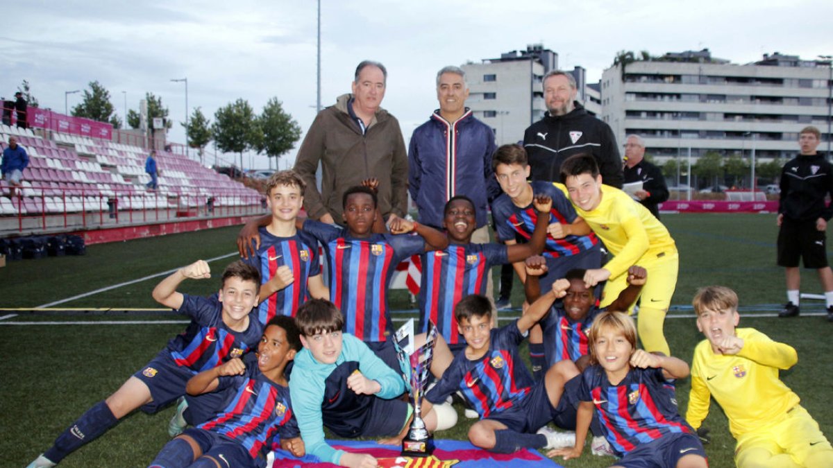 El Barça, a la imatge l’equip aleví, va guanyar l’any passat en les dos categories.