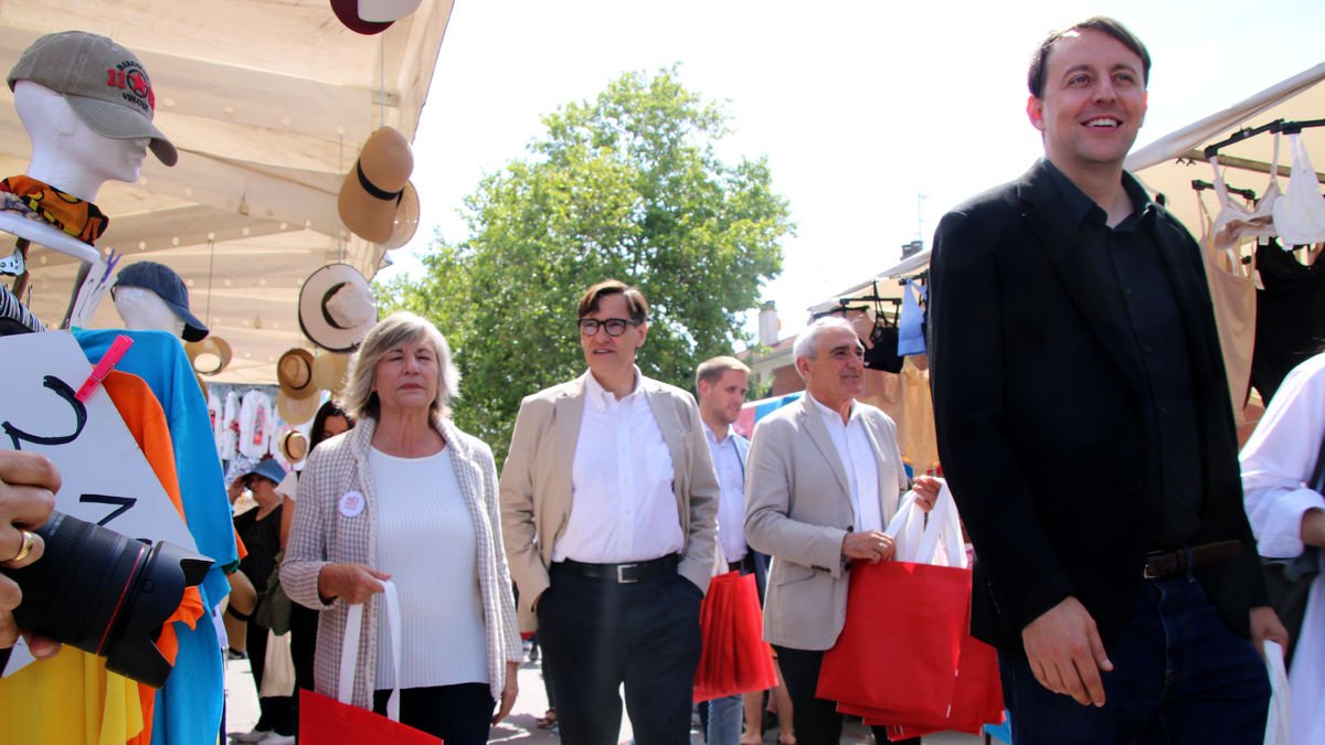 Illa passeja amb el candidat a les europees, Javi López, per Terrassa.