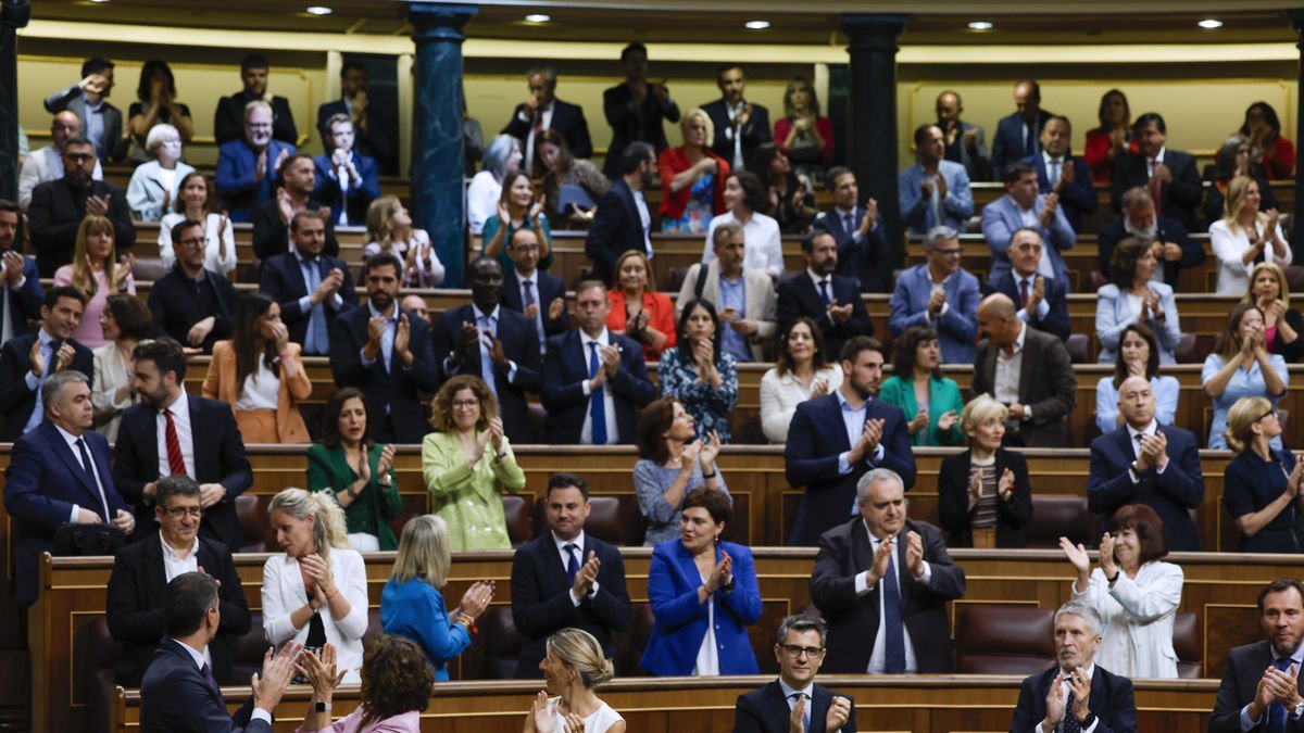 El Govern central i el grup del PSOE aplaudint després de l’aprovació de la llei d’amnistia.