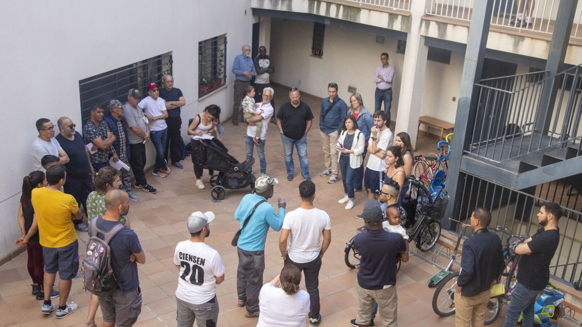 La reunió promoguda ahir pel grup d’habitatge amb veïns. 