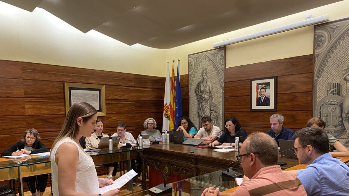 Una agent llegint el manifest en el ple de Solsona.