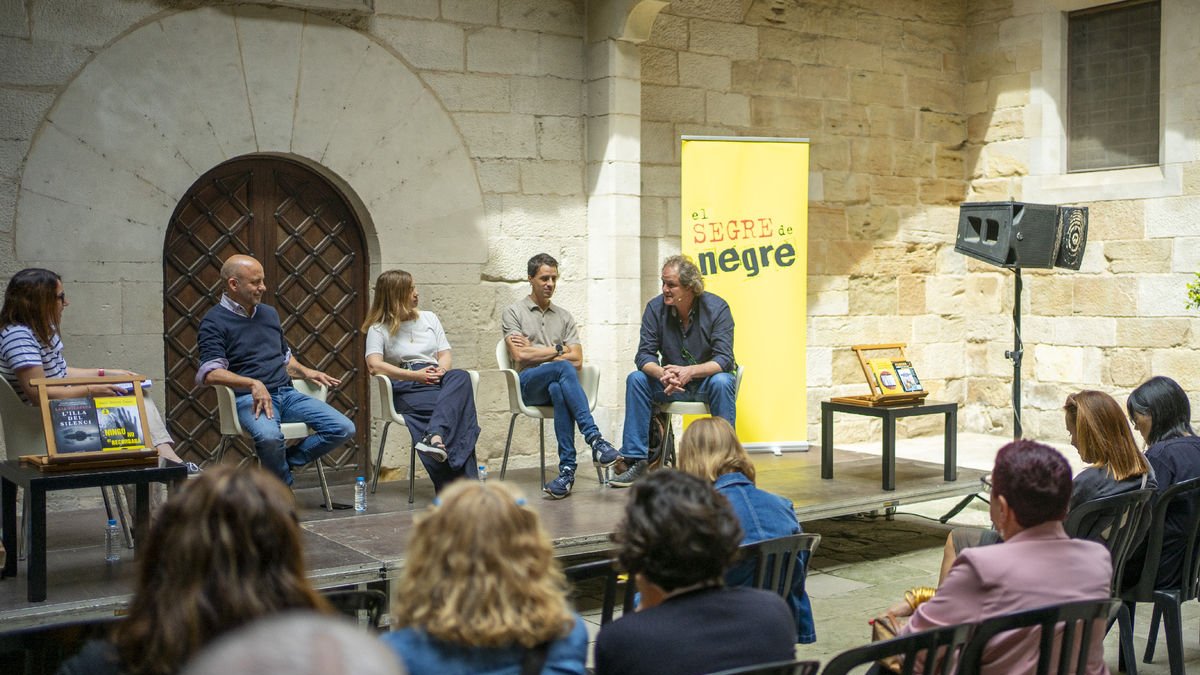 Taula redona amb els escriptors Francesc Baena, Laia Vilaseca, Santi Sirvent i Pablo Odell (d’esq. a dr.).