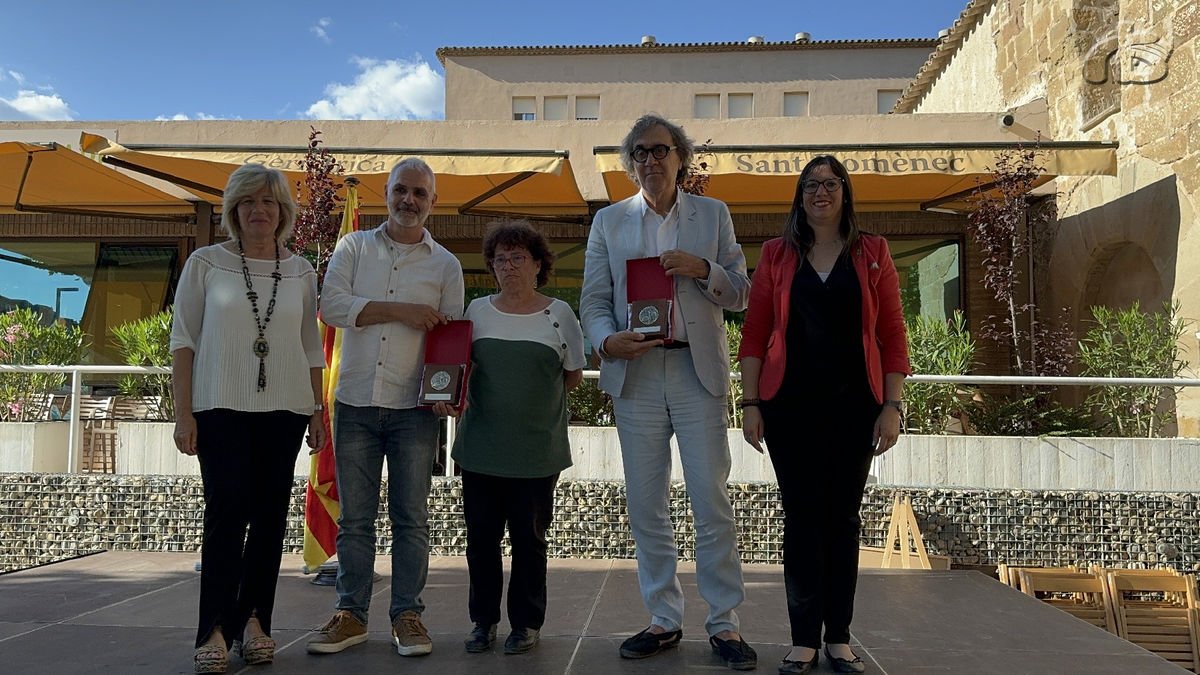 Tatxo Benet i membres d’Obra Cultural Balear, amb l’alcaldessa i la regidora de Cultura de Balaguer.