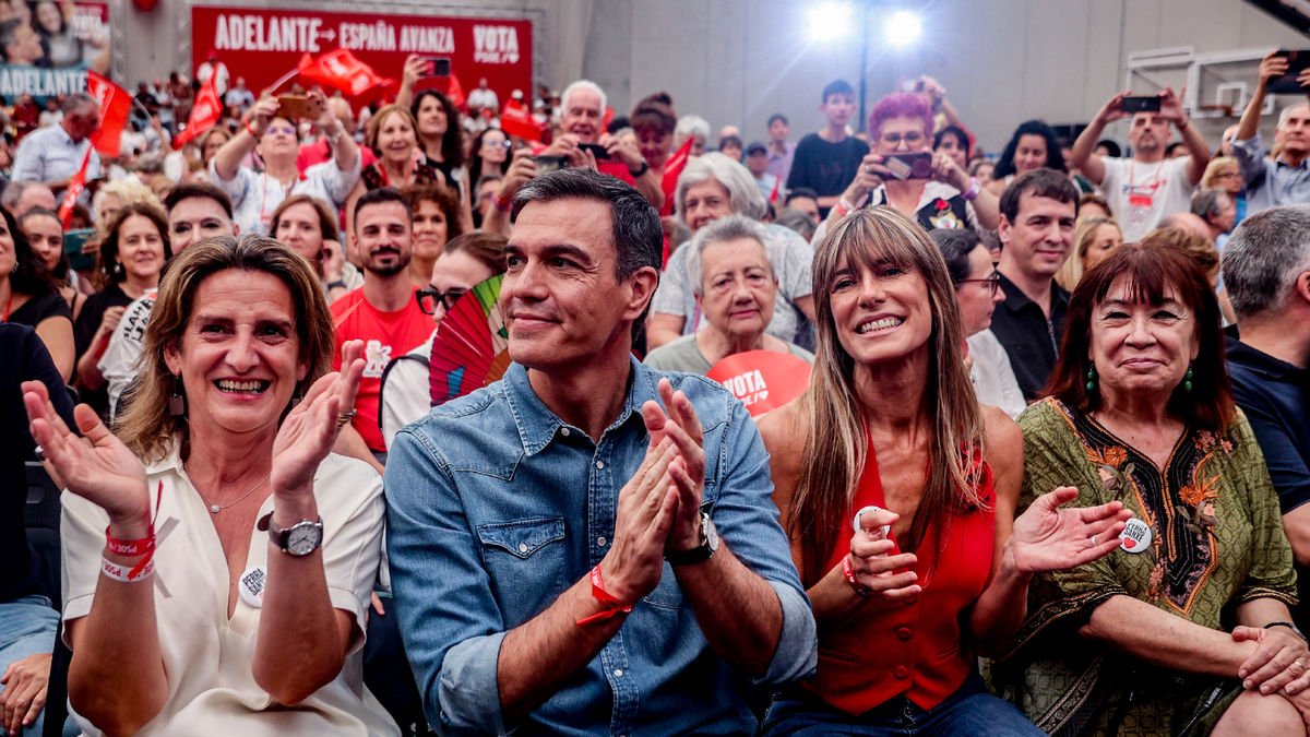 Sánchez i la seua dona, Begoña Gómez, en un acte de campanya del PSOE de les passades generals.