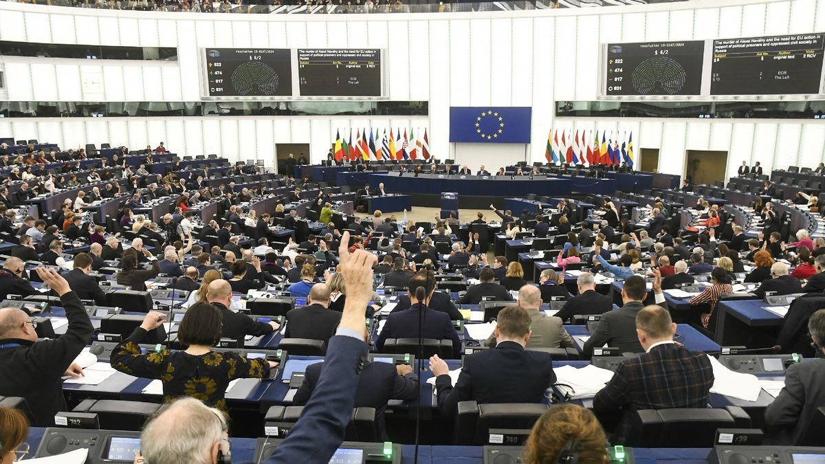 Els eurodiputats voten una moció en un ple de l’Eurocambra a Estrasburg al febrer.