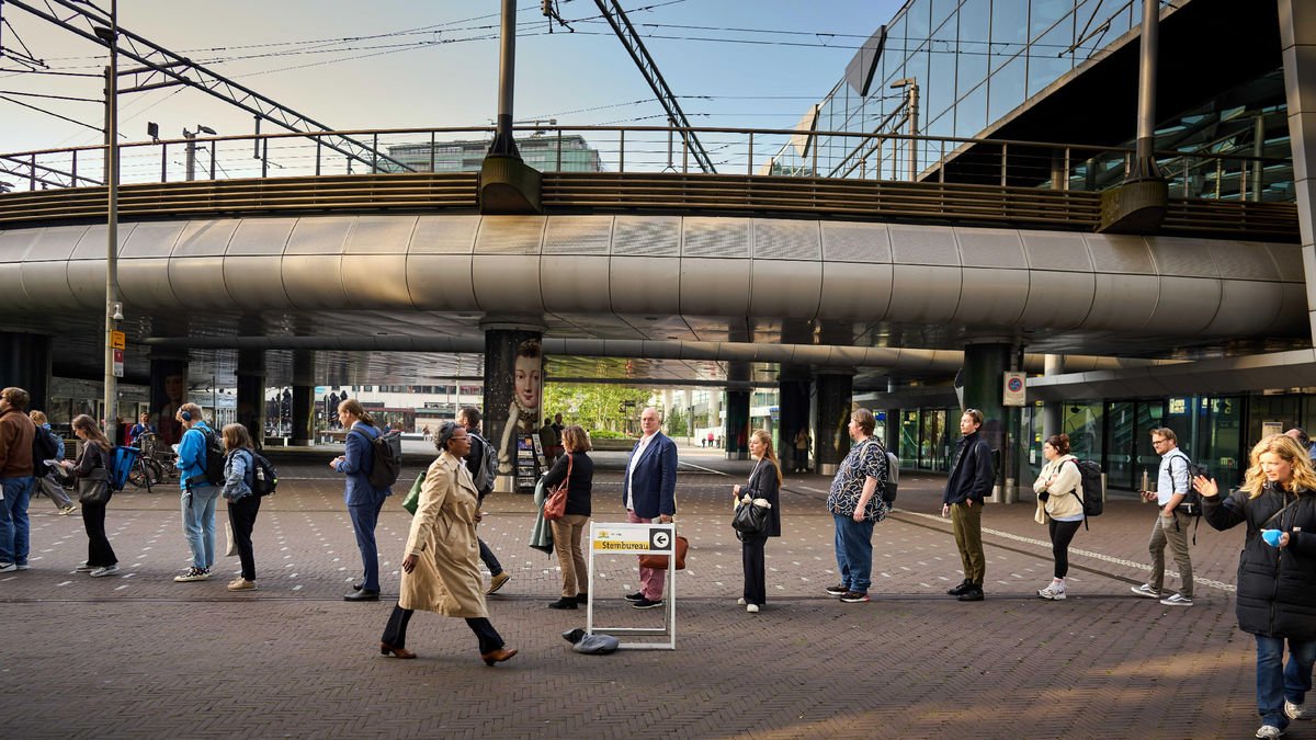 Gent ahir fent cua per emetre el seu vot en una mesa electoral a Amsterdam.