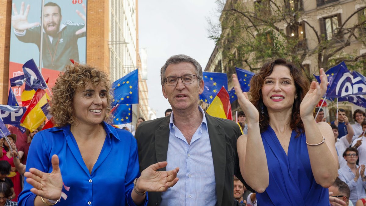 La candidata del PP a les europees, Dolors Montserrat, ahir amb Feijóo i Isabel Díaz Ayuso a Madrid.