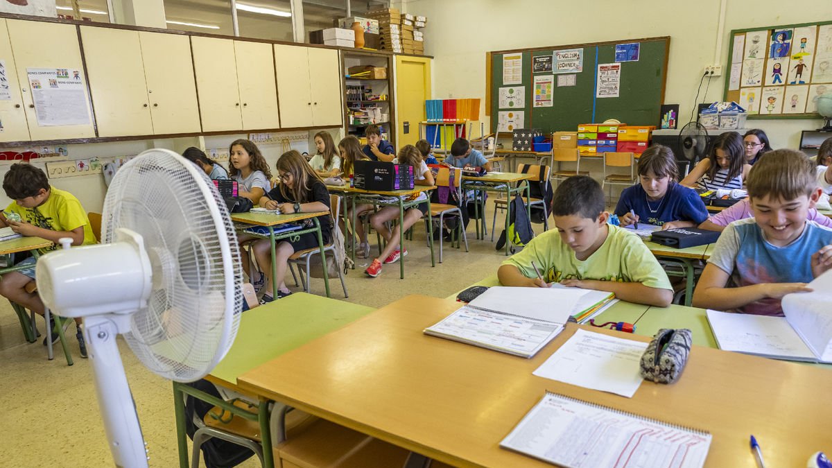Un ventilador sufragat per les famílies refresca una aula de l’escola Frederic Godàs, a Cappont.