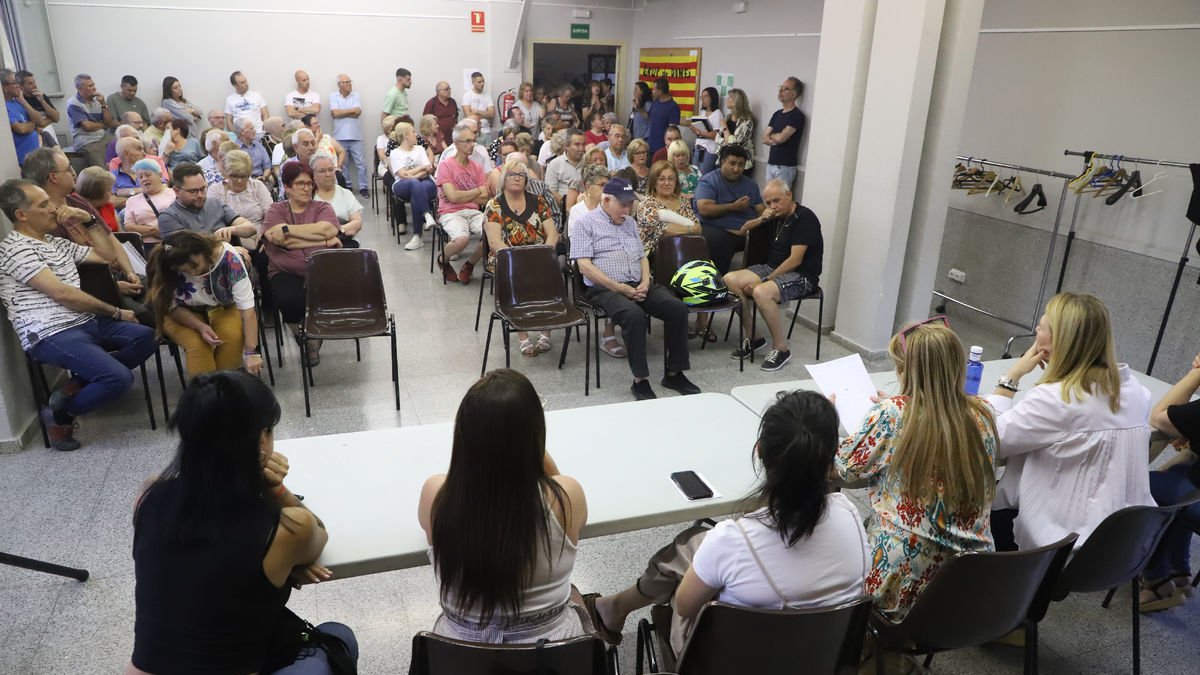 Els veïns que van acudir a l’assemblea van omplir la sala del local social del barri.