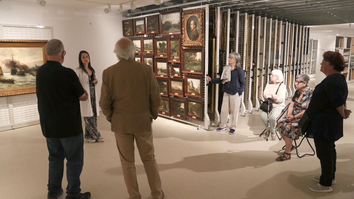 Primera visita ahir a la sala de reserva i taller de restauració del Morera, guiada per Imma Bové.