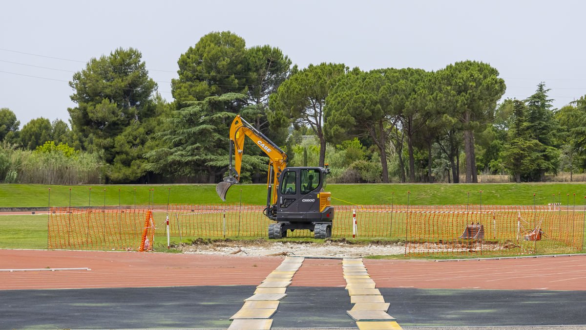 Aspecte de les obres per a la instal·lació de la nova gàbia a les Basses, amb el tartan protegit.