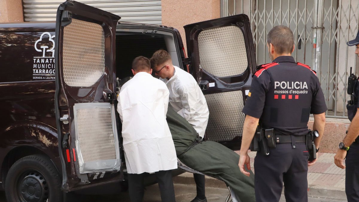 Els treballadors de la funerària s’emporten el cadàver de la dona assassinada a Tarragona.