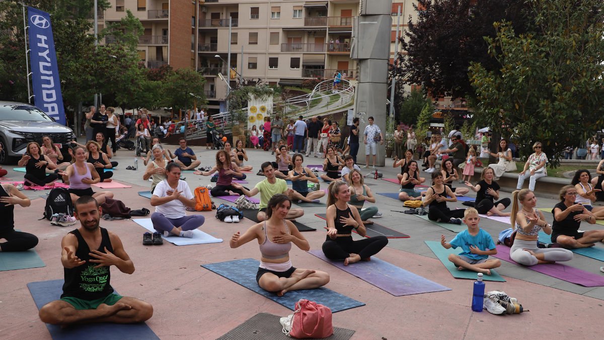 La sessió de ioga a l’aire lliure a la plaça Ricard Viñes va comptar amb nombrosos participants.