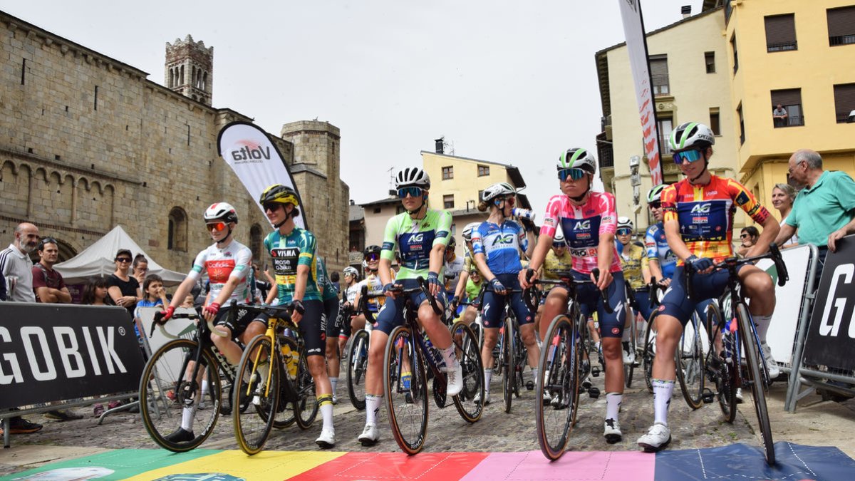 Les ciclistes de la Volta femenina, a la sortida de la Seu d’Urgell.