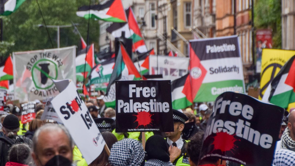 Manifestants propalestins inicien una marxa a Russell Square, a Londres.