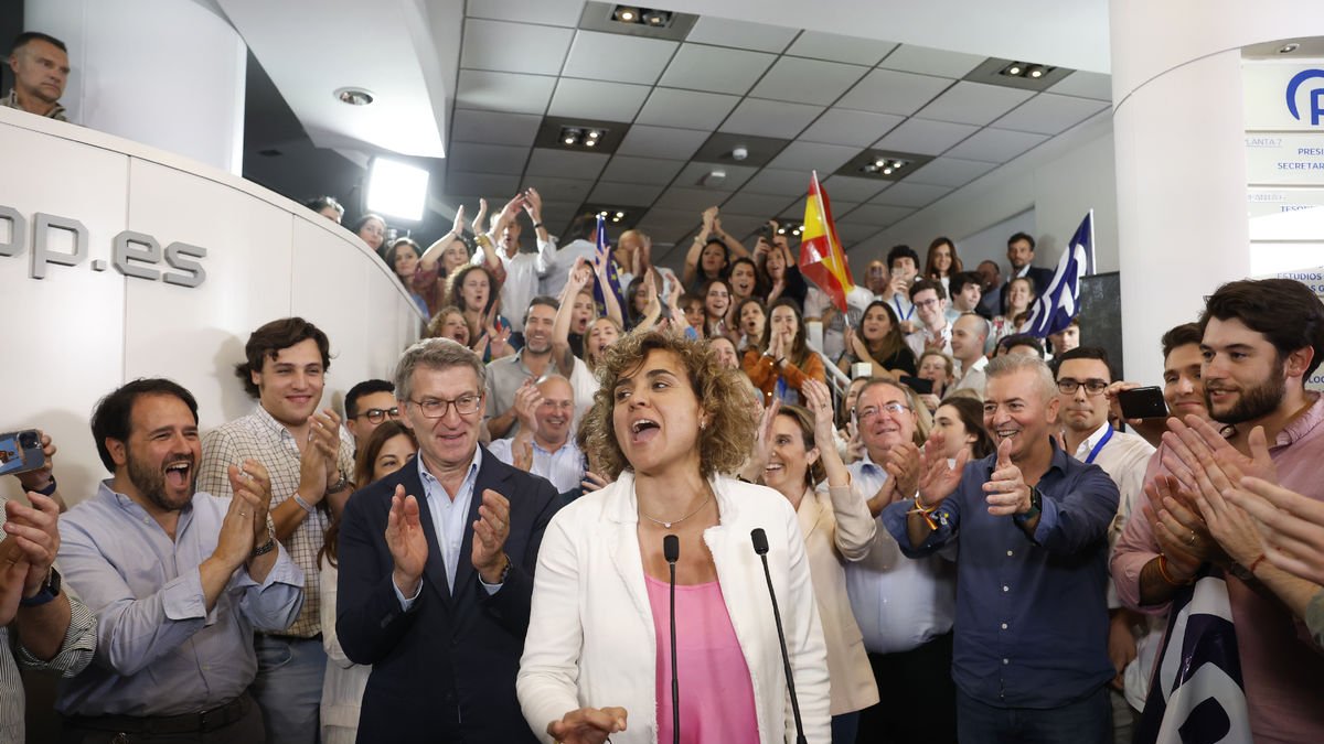 Dolors Montserrat, al costat del líder del PP, Alberto Núñez Feijóo, celebren els resultats obtinguts.