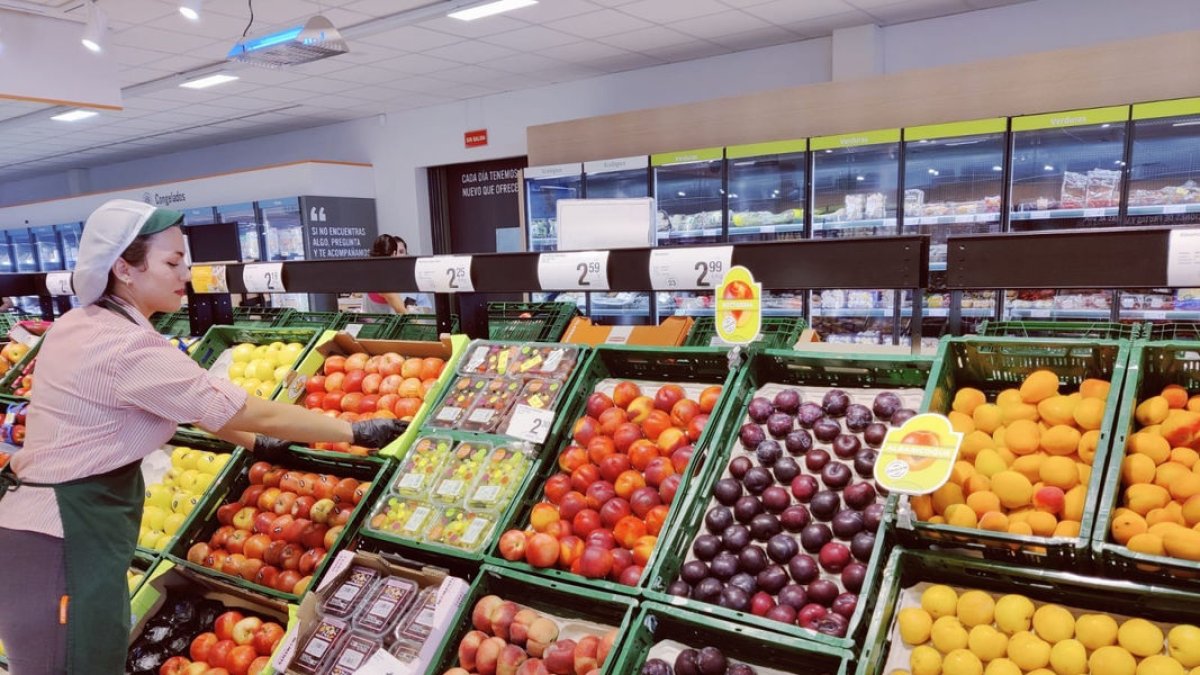 Zona de fruiteria d’un supermercat amb l’oferta de fruita de pinyol d’estiu.