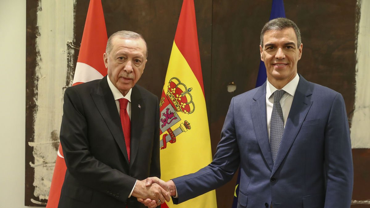 Recep Tayyip Erdogan i Pedro Sánchez es donen la mà.