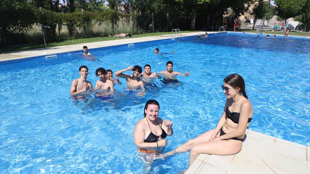 Les piscines municipals de Lleida van rebre ahir els primers banyistes. A la imatge, la de Balàfia.
