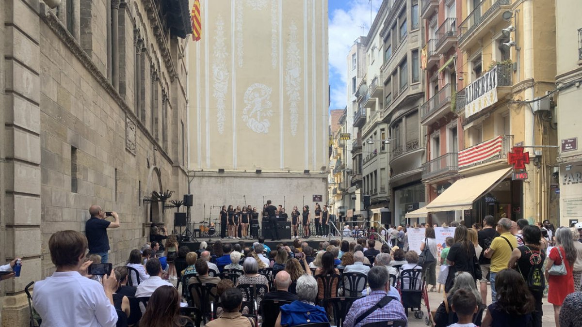 Un dels concerts de la Festa de la Música de Lleida, ahir al migdia a la plaça Paeria.